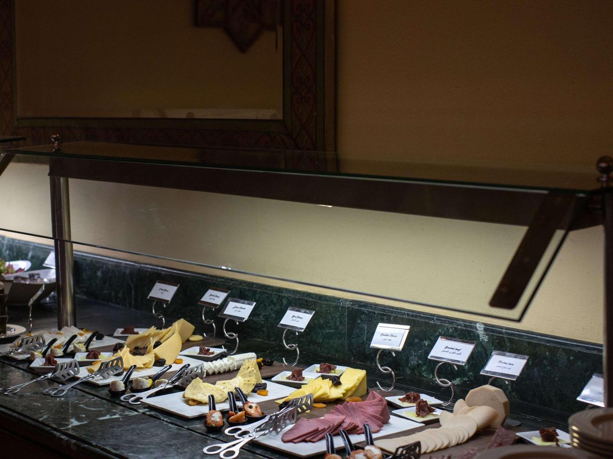 Pavillon Winter Luxor Hotel Ngoại thất bức ảnh A cheese display at a buffet
