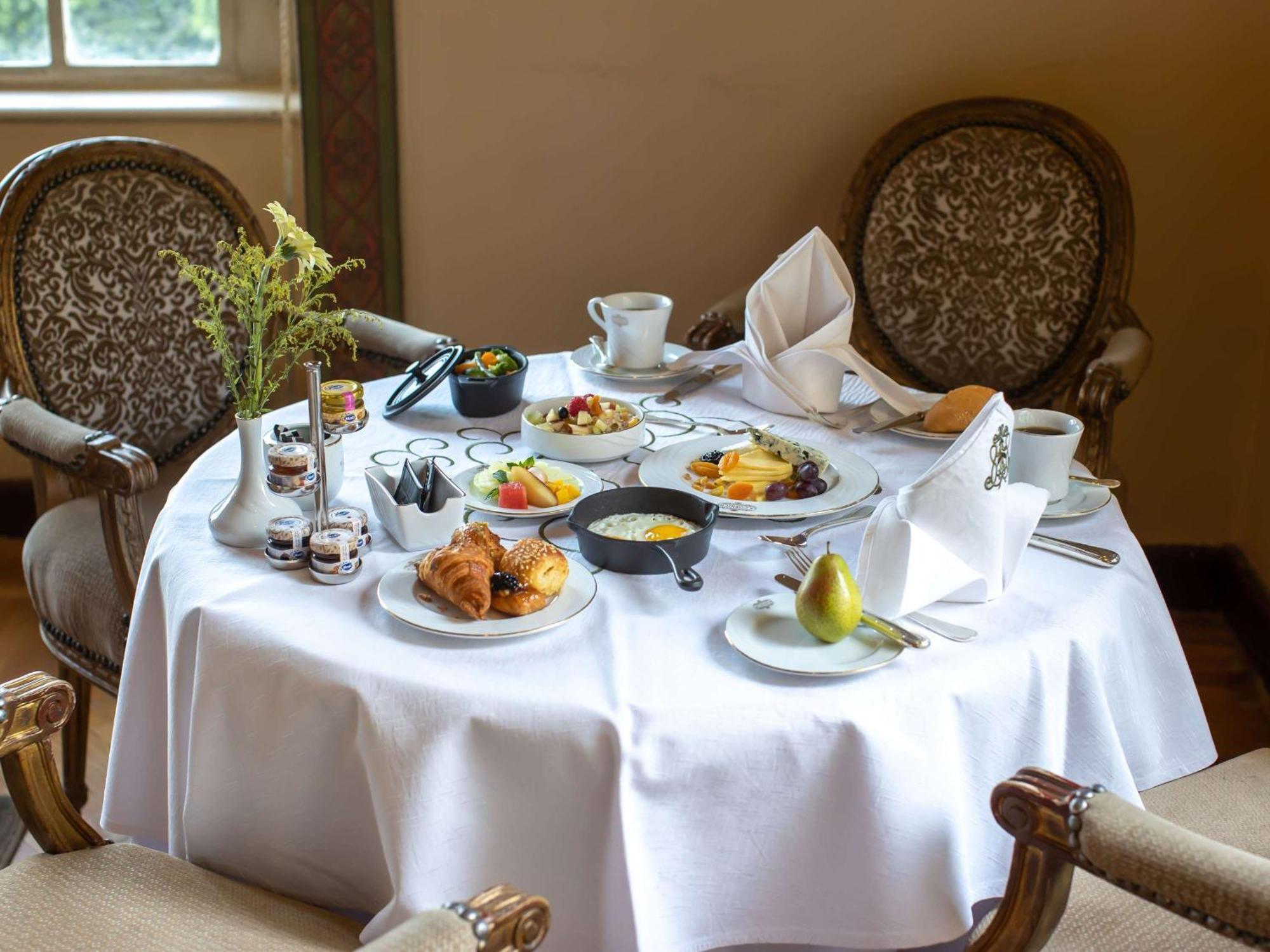 Pavillon Winter Luxor Hotel Ngoại thất bức ảnh A table set for breakfast