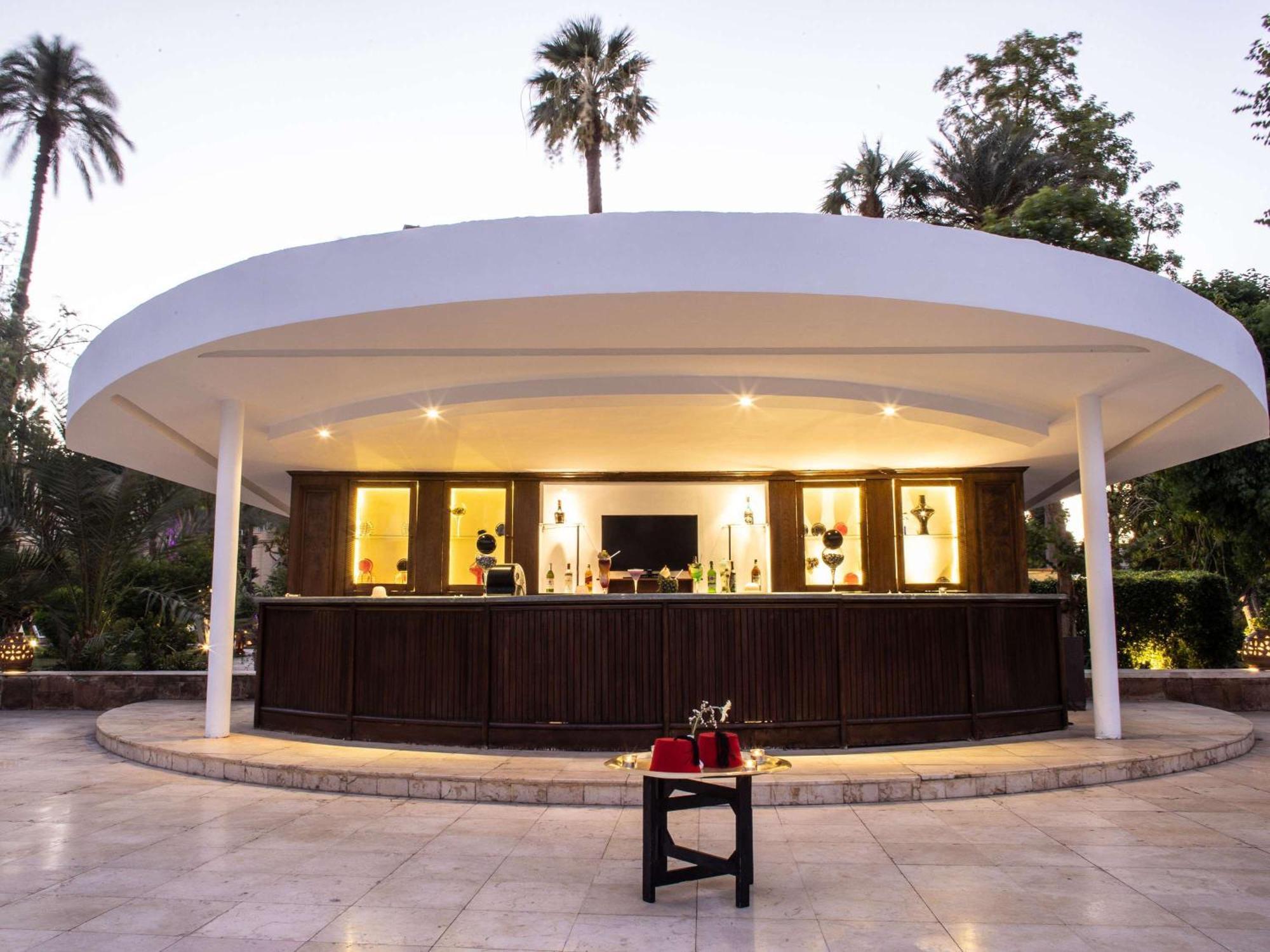 Pavillon Winter Luxor Hotel Ngoại thất bức ảnh The bar at the pool