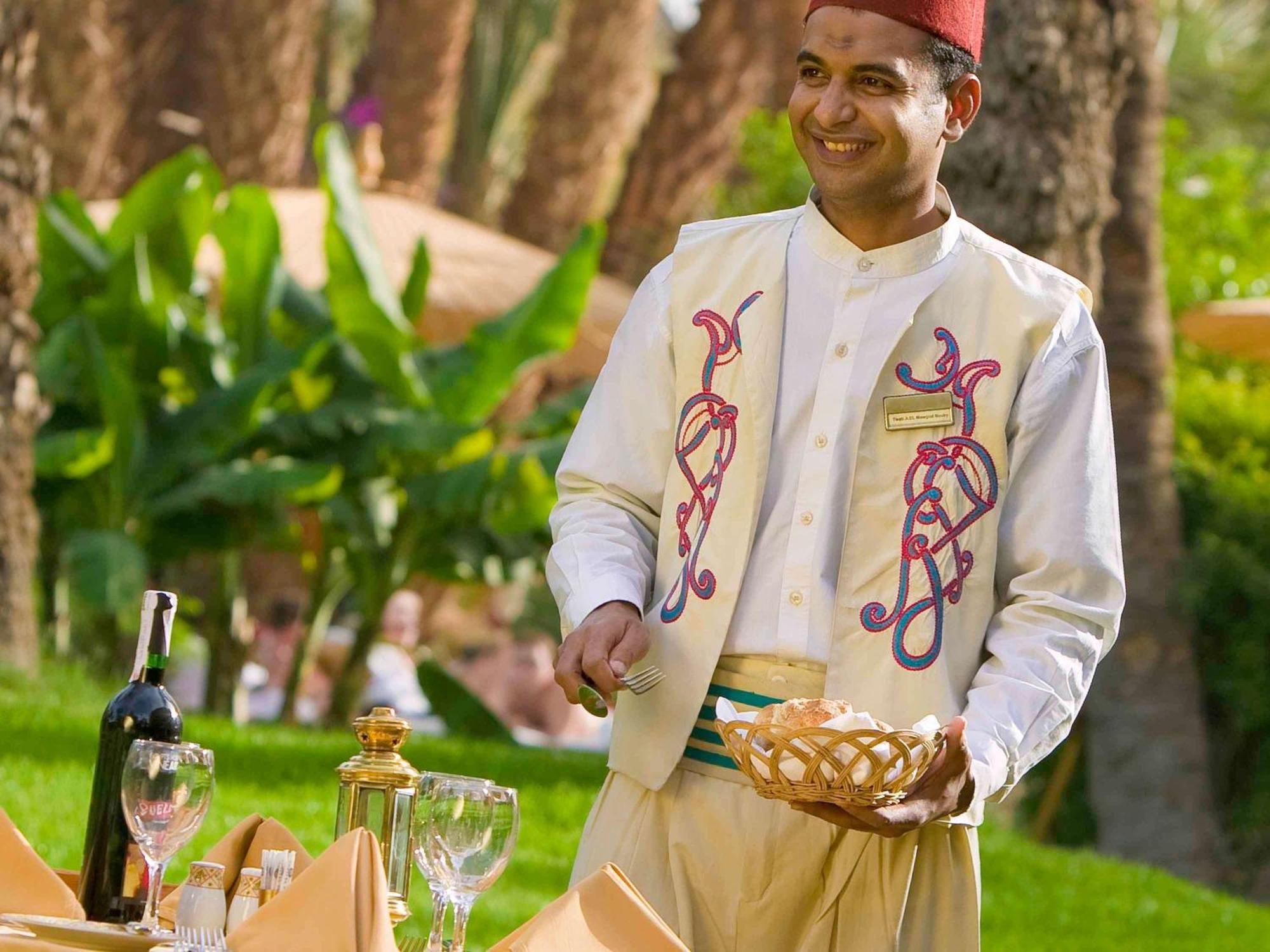 Pavillon Winter Luxor Hotel Ngoại thất bức ảnh A waiter at the hotel