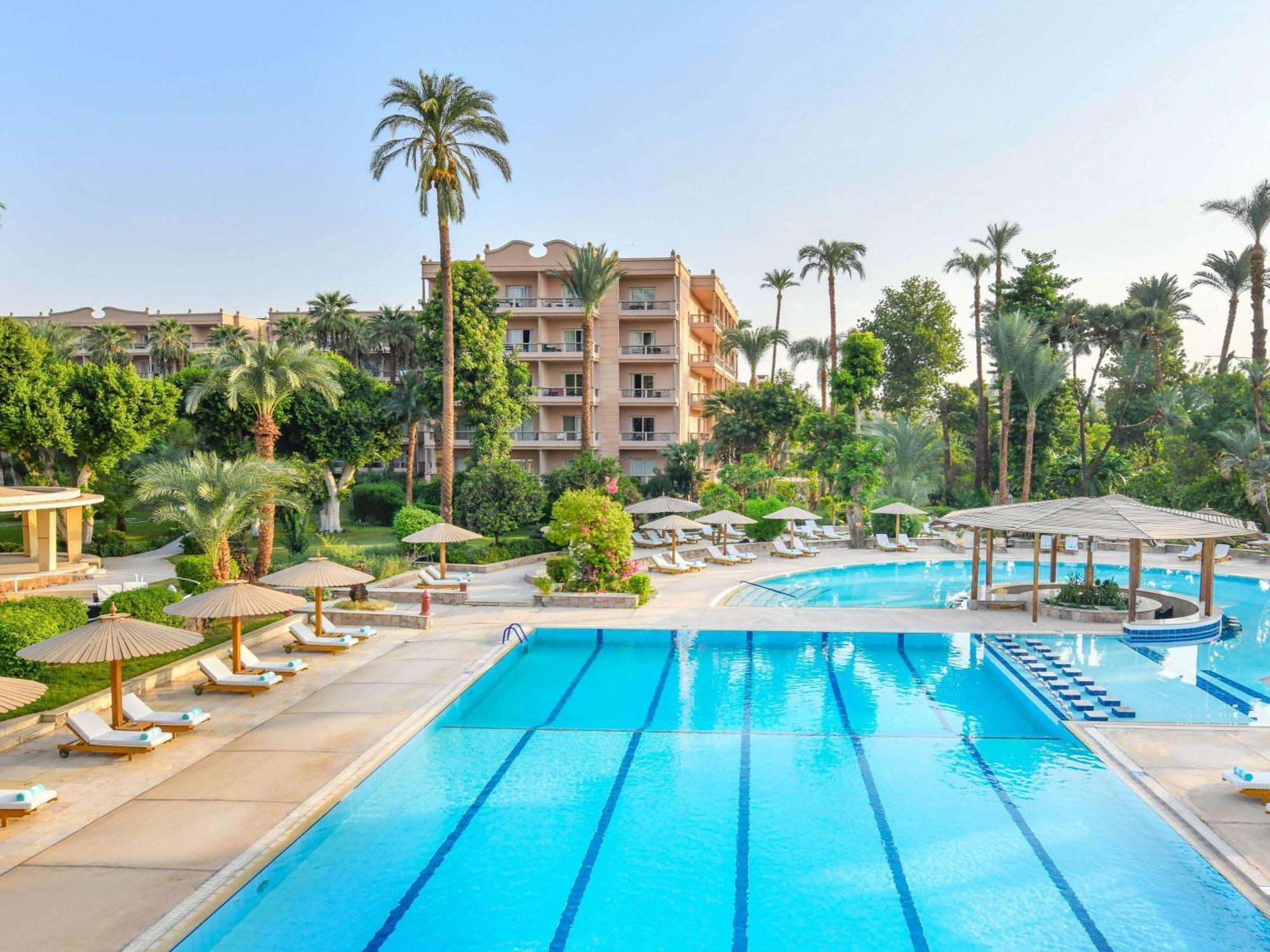 Pavillon Winter Luxor Hotel Ngoại thất bức ảnh The swimming pool at the Four Seasons Hotel, Cairo at Nile Plaza